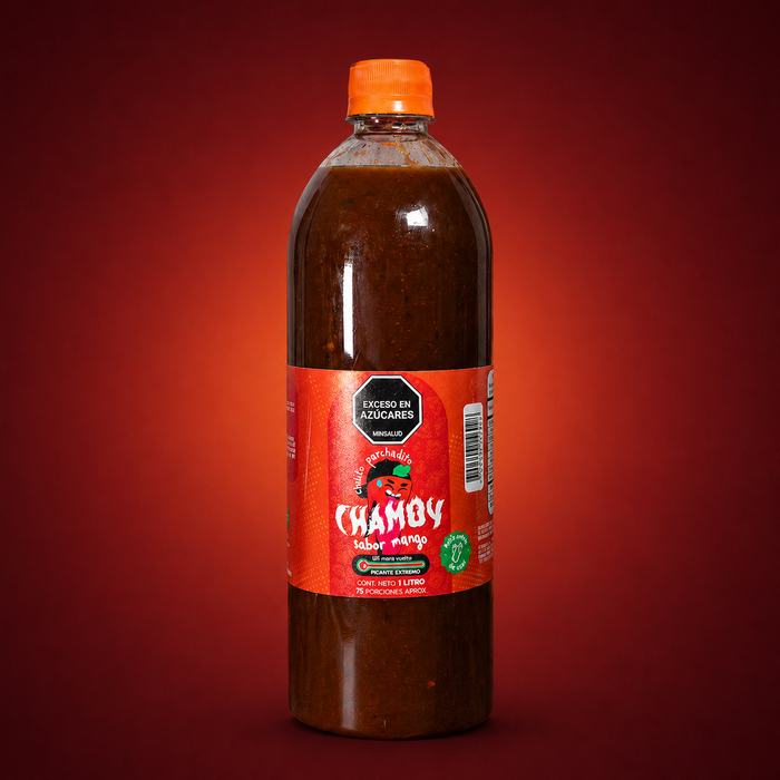 Chamoy de mango extremo sobre fondo vino