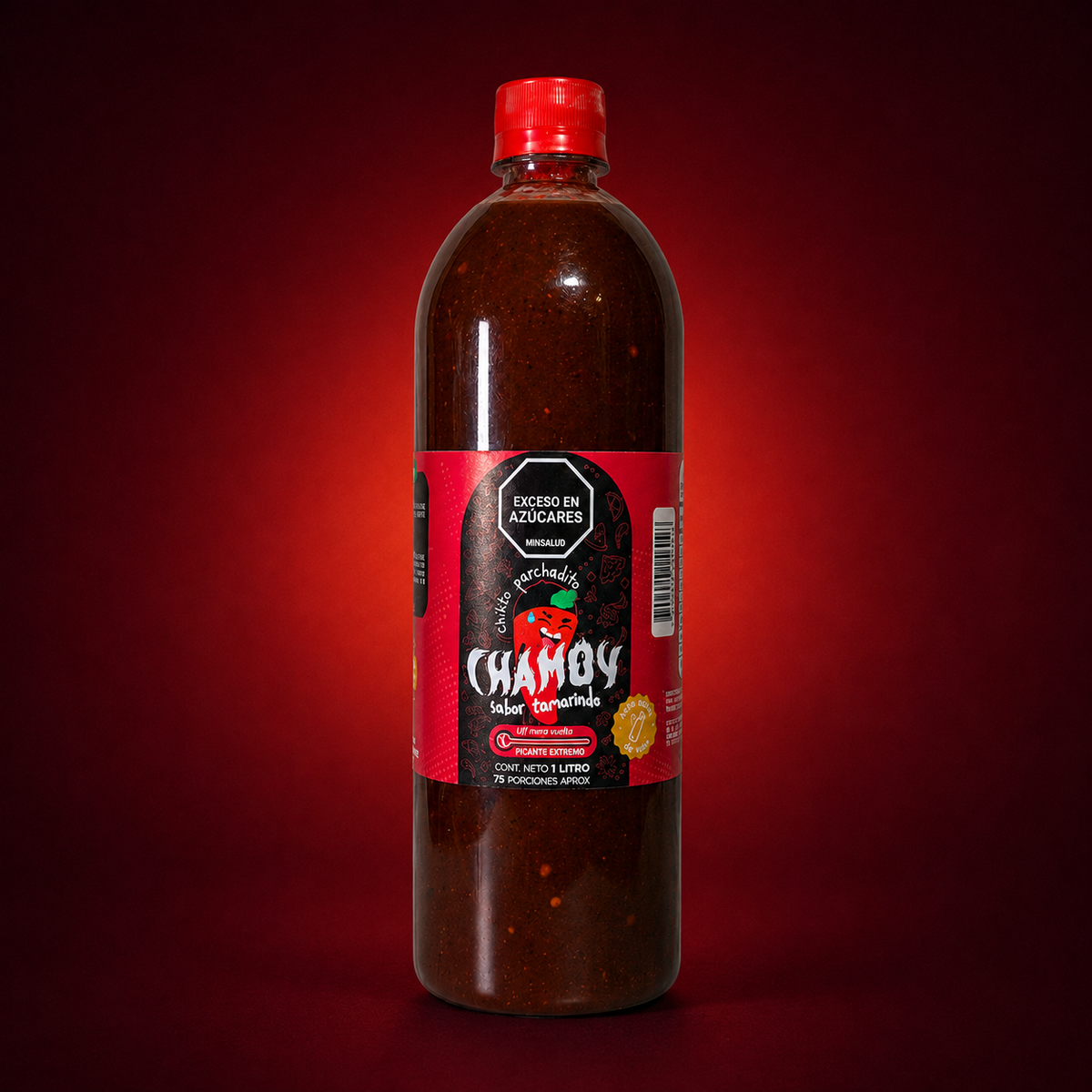 Chamoy de tamarindo extremo de 1000 ml sobre fondo vino