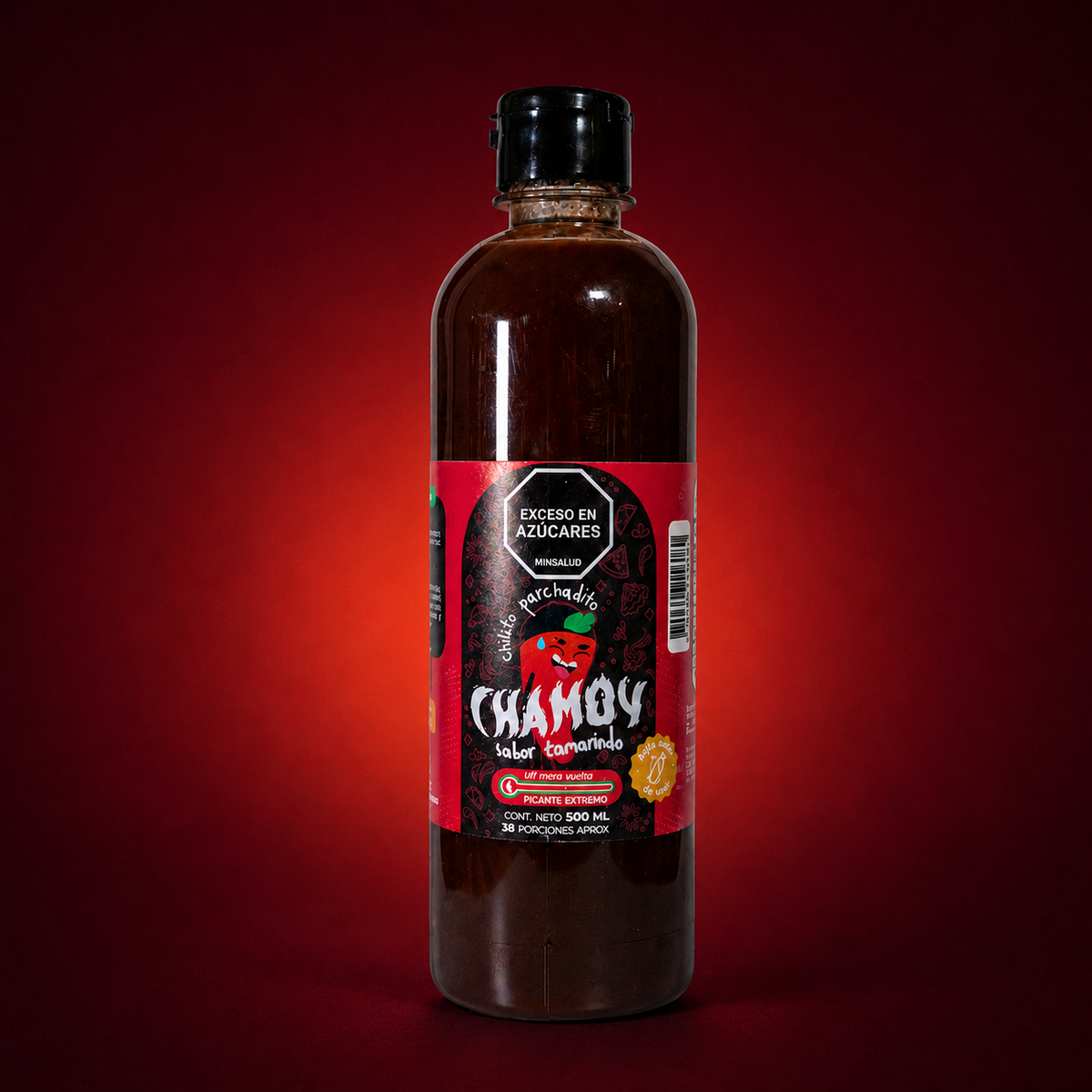 Chamoy de tamarindo extremo de 500 ml sobre fondo vino