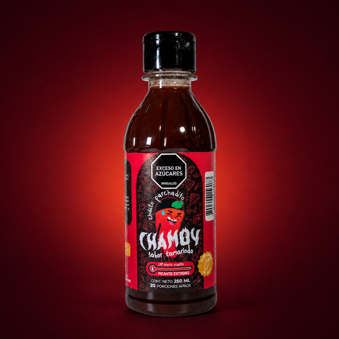 Chamoy de tamarindo extremo sobre fondo vino