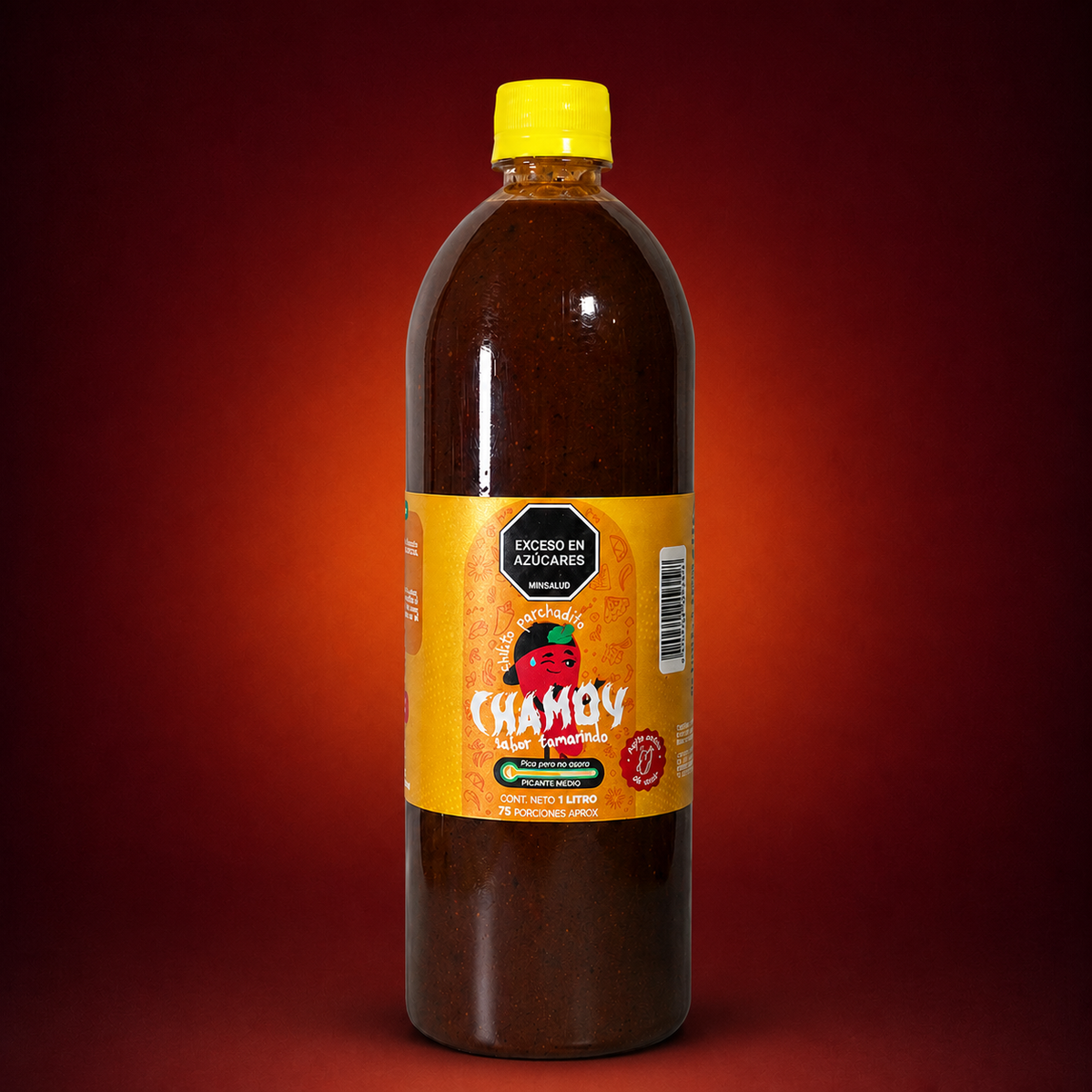 Chamoy de tamarindo medio de 1000 ml sobre fondo vino