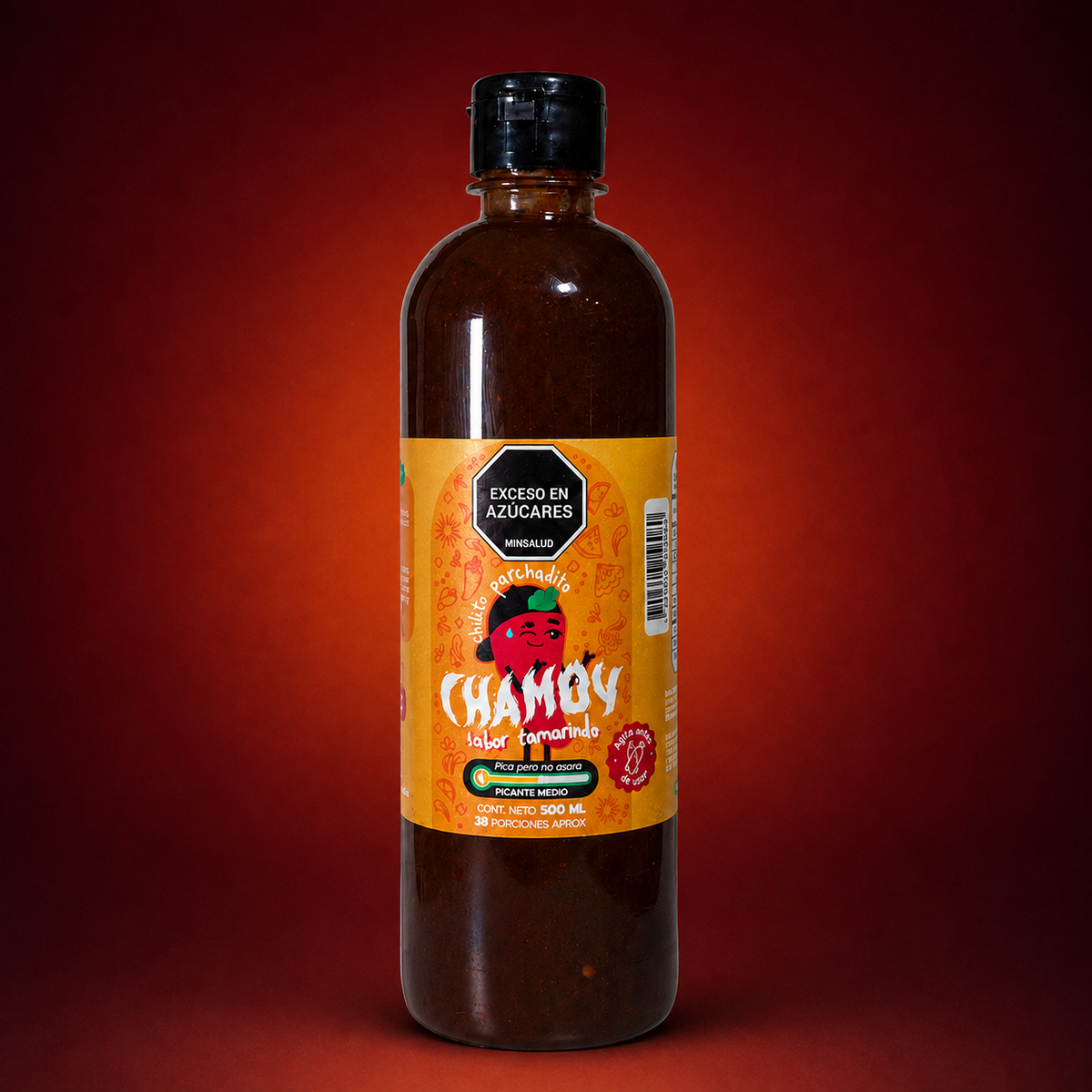 Chamoy de tamarindo medio de 500 ml sobre fondo vino