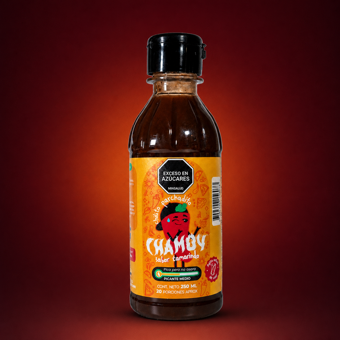 Chamoy de tamarindo medio sobre fondo vino