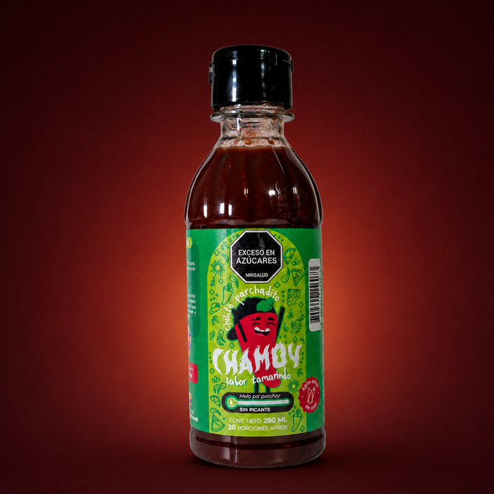 Chamoy de tamarindo sin picante sobre fondo vino