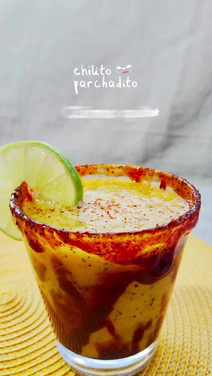 Michelada Maracumango completa, servida en un vaso con Chamoy, Escarchadito y limón